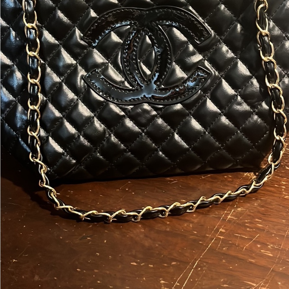 Small to medium size shoulder bag